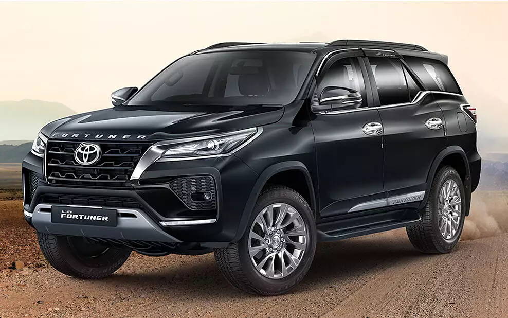 fortuner exterior left front three quarter Singh India Holiday